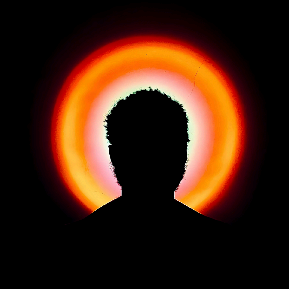 Portrait de Léandre De Simo, silhouette baignée d'une lumière orangée